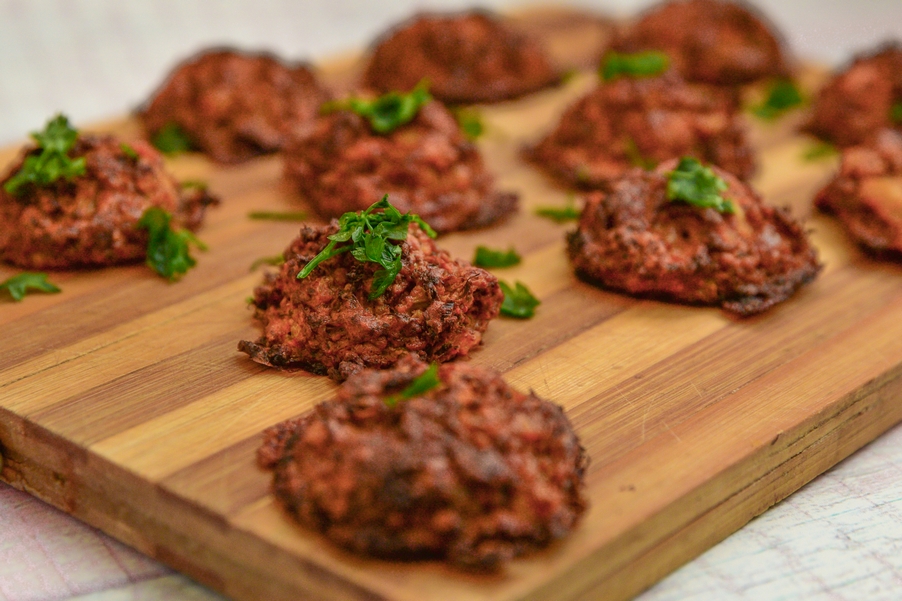 Кюфтета с броколи, картофи и чедър