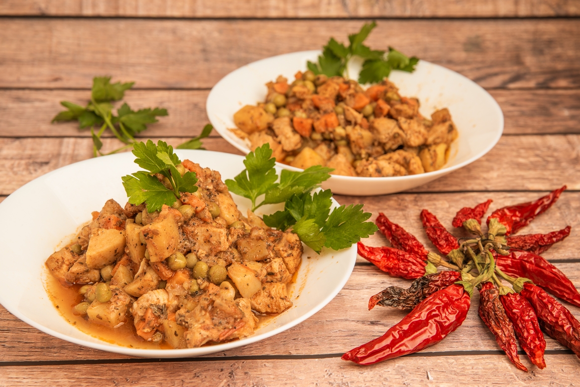 Пилешка яхния с грах и картофи