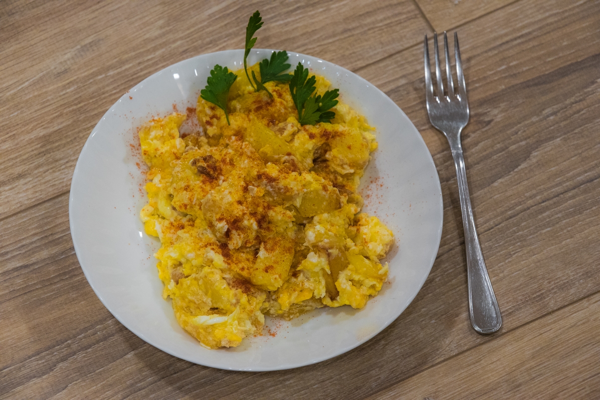Пържени картофи с яйца и сирене