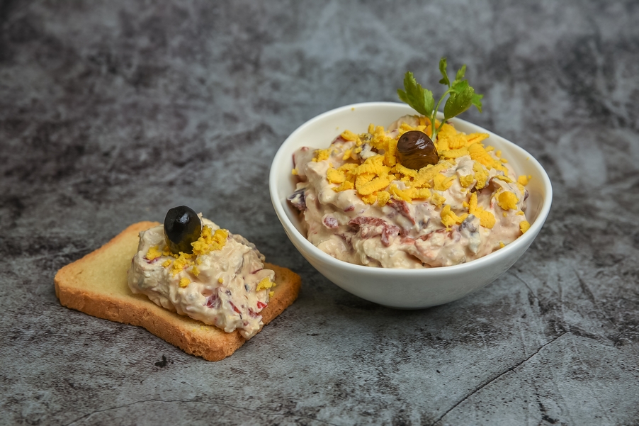 Разядка с печени чушки и яйце