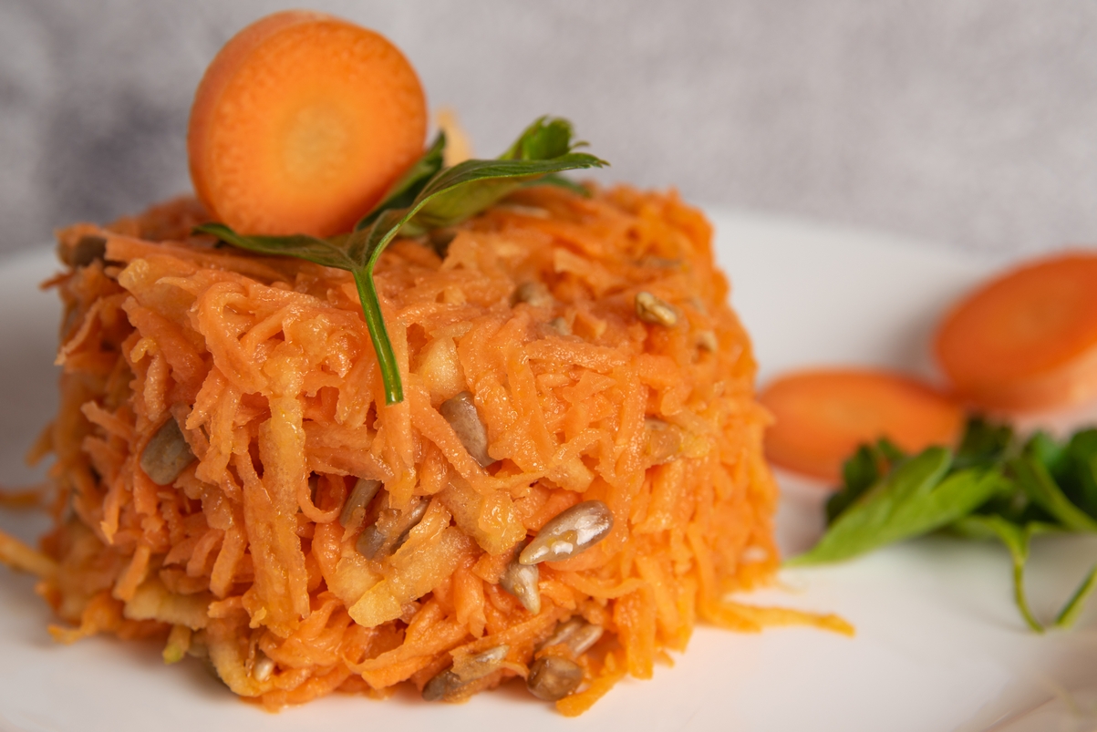 Салата от моркови и ябълки